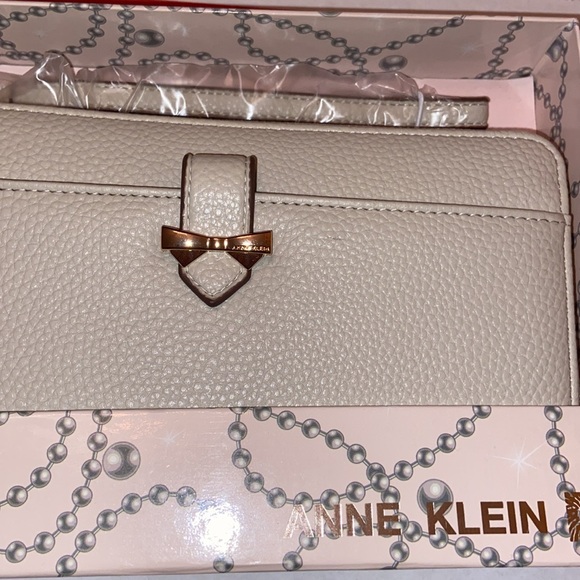 Anne Klein - Picture 2 of 4